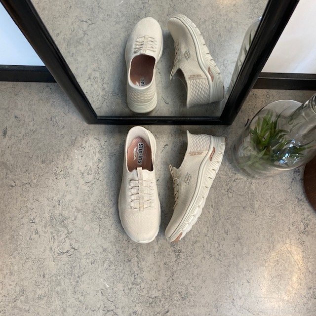 Beige Skechers slip-ins med hålfotsstöd
