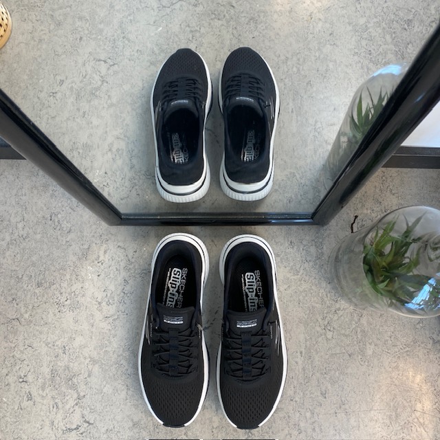 Svarta slip-ins skor från Skechers med elastisk snörning