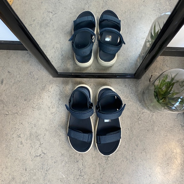Cruz blå lätt sandal med breda remmar