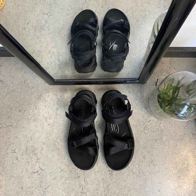 Svart Woden-sandal med bra hålfotsstöd