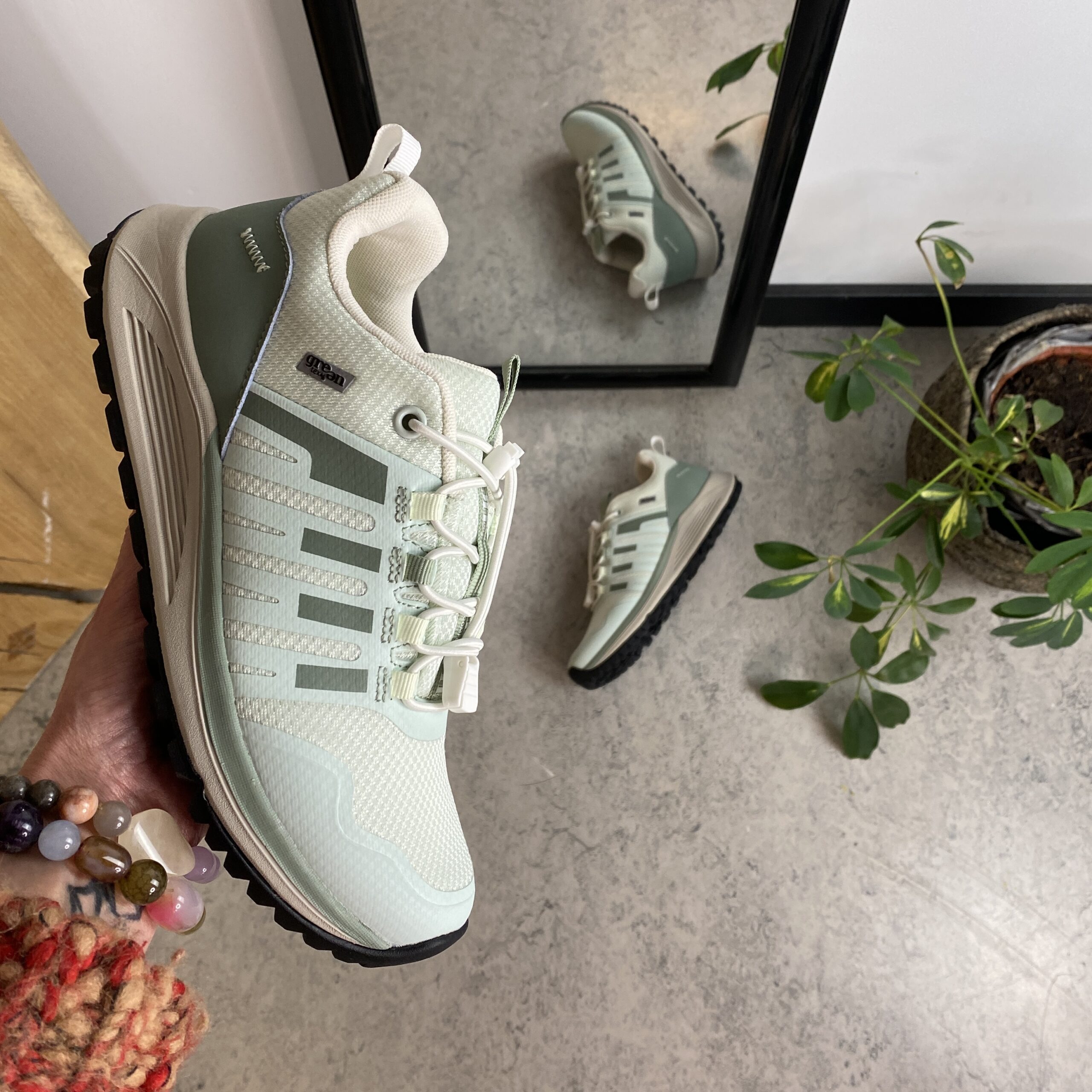 Vattentät, mintgrön lättviktssko från Green Comfort med bra hålfotsstöd.