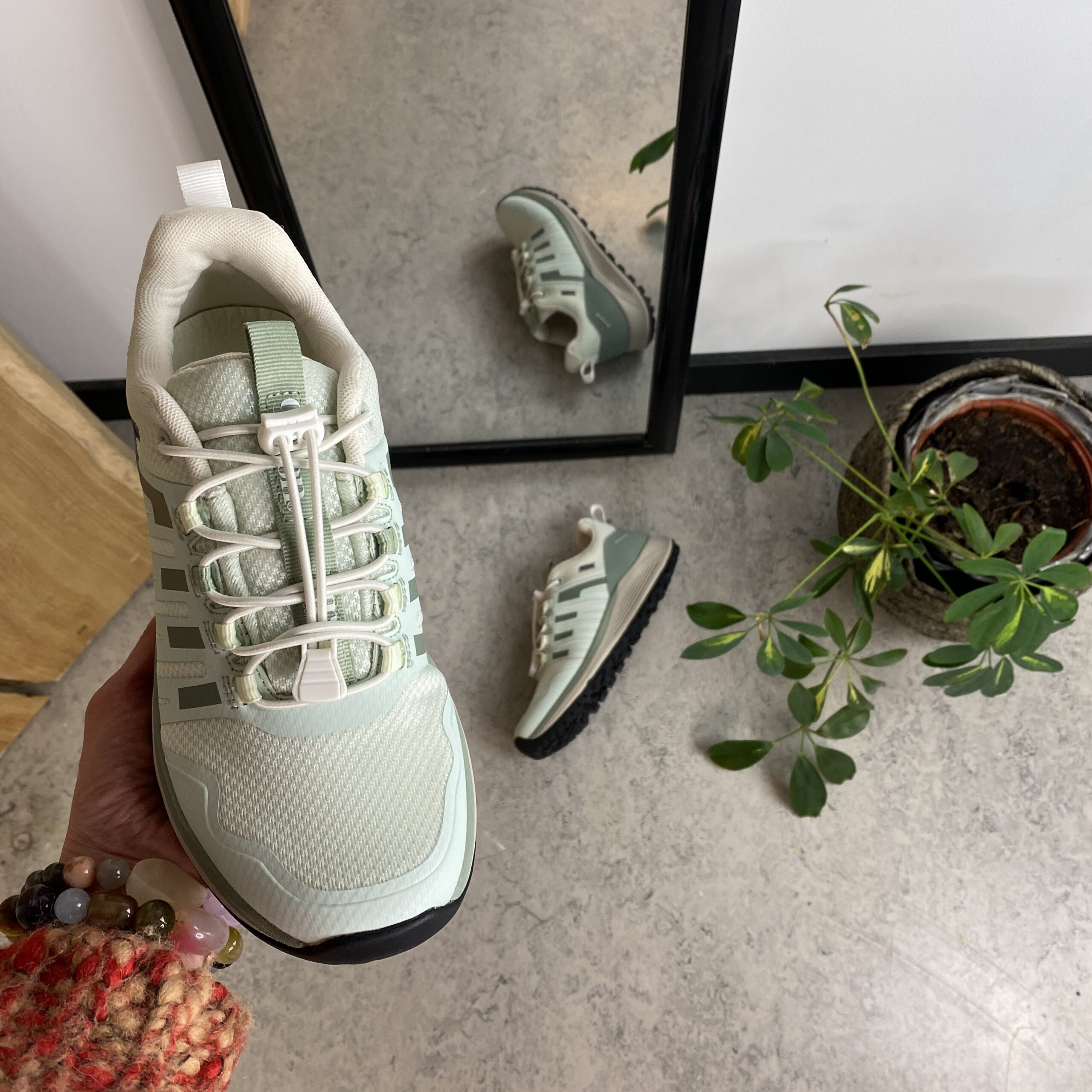 Vattentät, mintgrön lättviktssko från Green Comfort med bra hålfotsstöd.