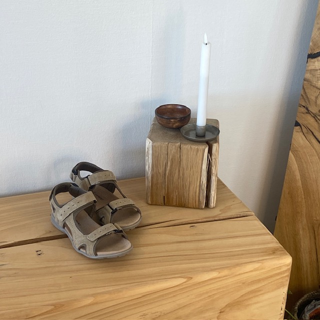 Beige och grå sporty sandal – komfort, stöd och ett naturligt utseende i ett