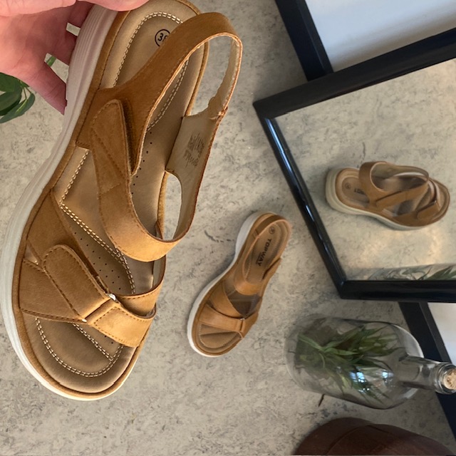 Bekväm och lätt sandal i vacker kamelfärg – perfekt för dig som är på fötterna hela dagen