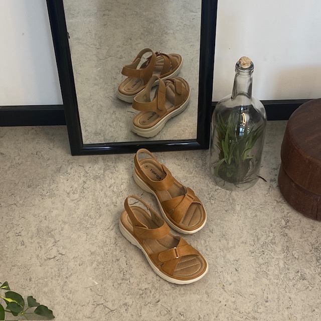 Bekväm och lätt sandal i vacker kamelfärg – perfekt för dig som är på fötterna hela dagen