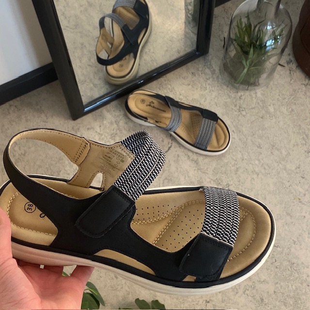 Svart komfortsandal med resår och kardborre – stiligt stöd hela dagen