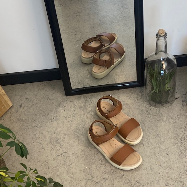 Elegant vardagssandal i konjak – klassisk komfort med stilren look