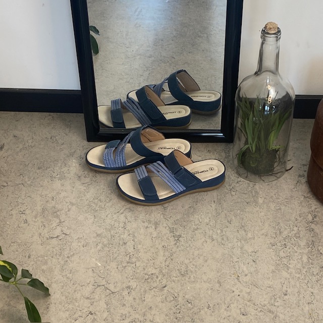 Komfortsandal med resår – i en snygg blå variant med flexibilitet och stil
