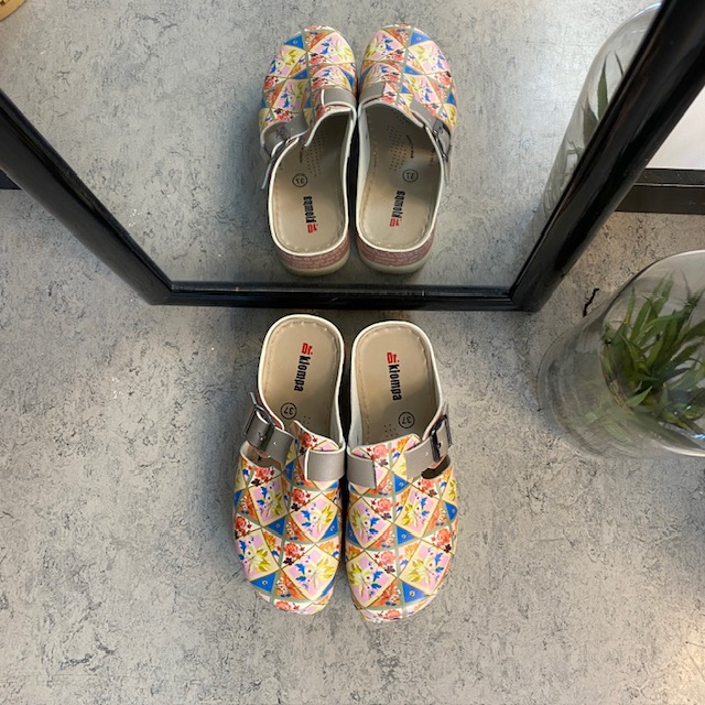 Träskor med blommönster