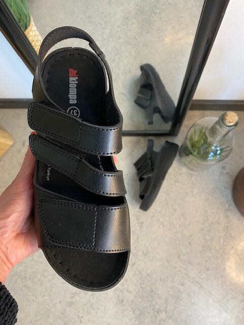 Svart sandal med tre justerbara remmar