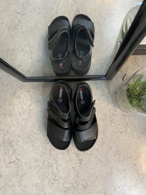 Svart sandal med tre justerbara remmar