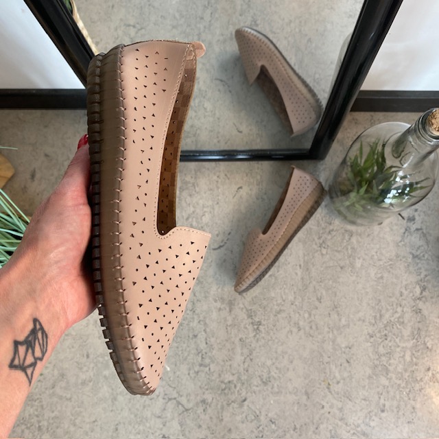 Beige ballerinaskor med fint, perforerat mönster
