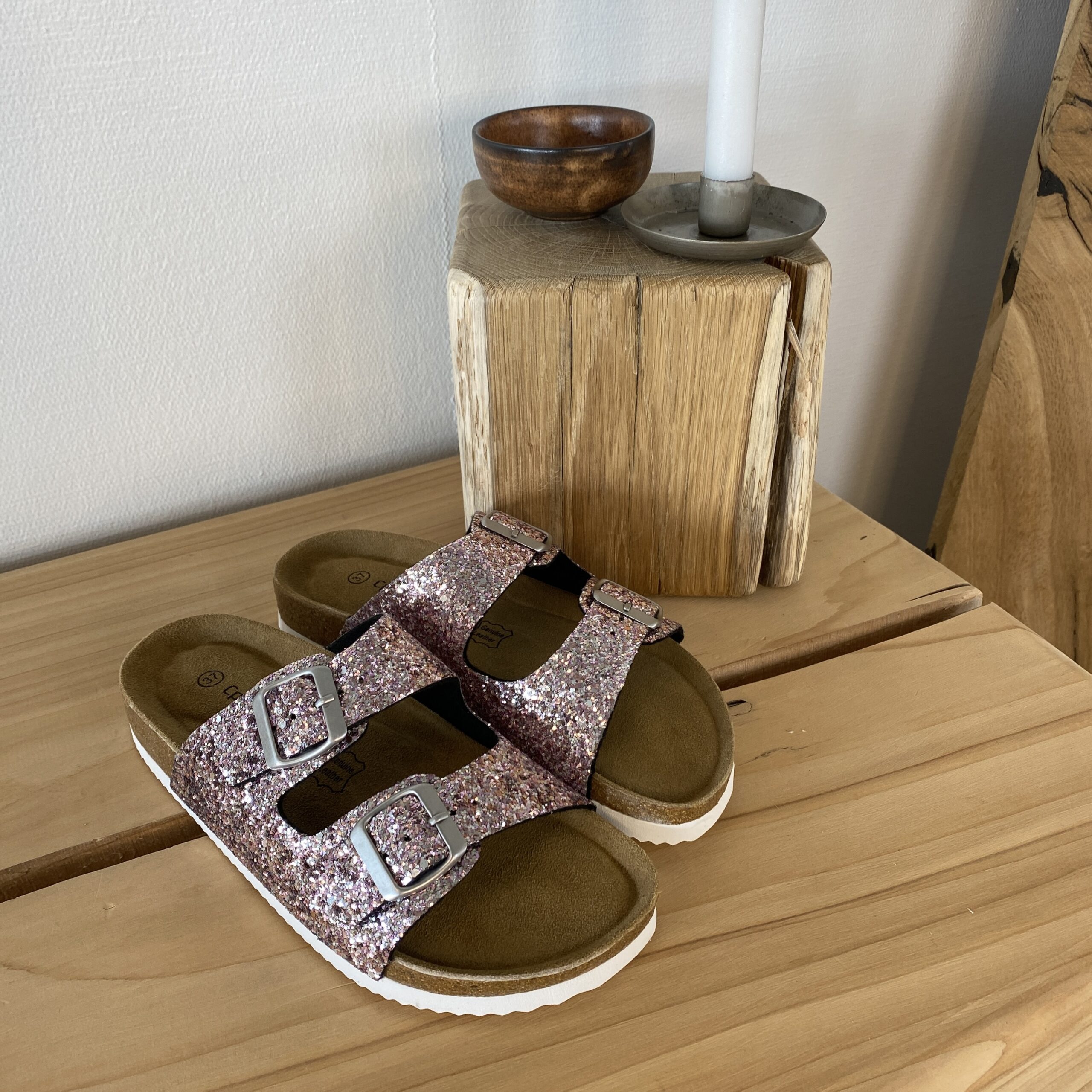 Cph biosandal med breda remmar i roséguldglitter.
