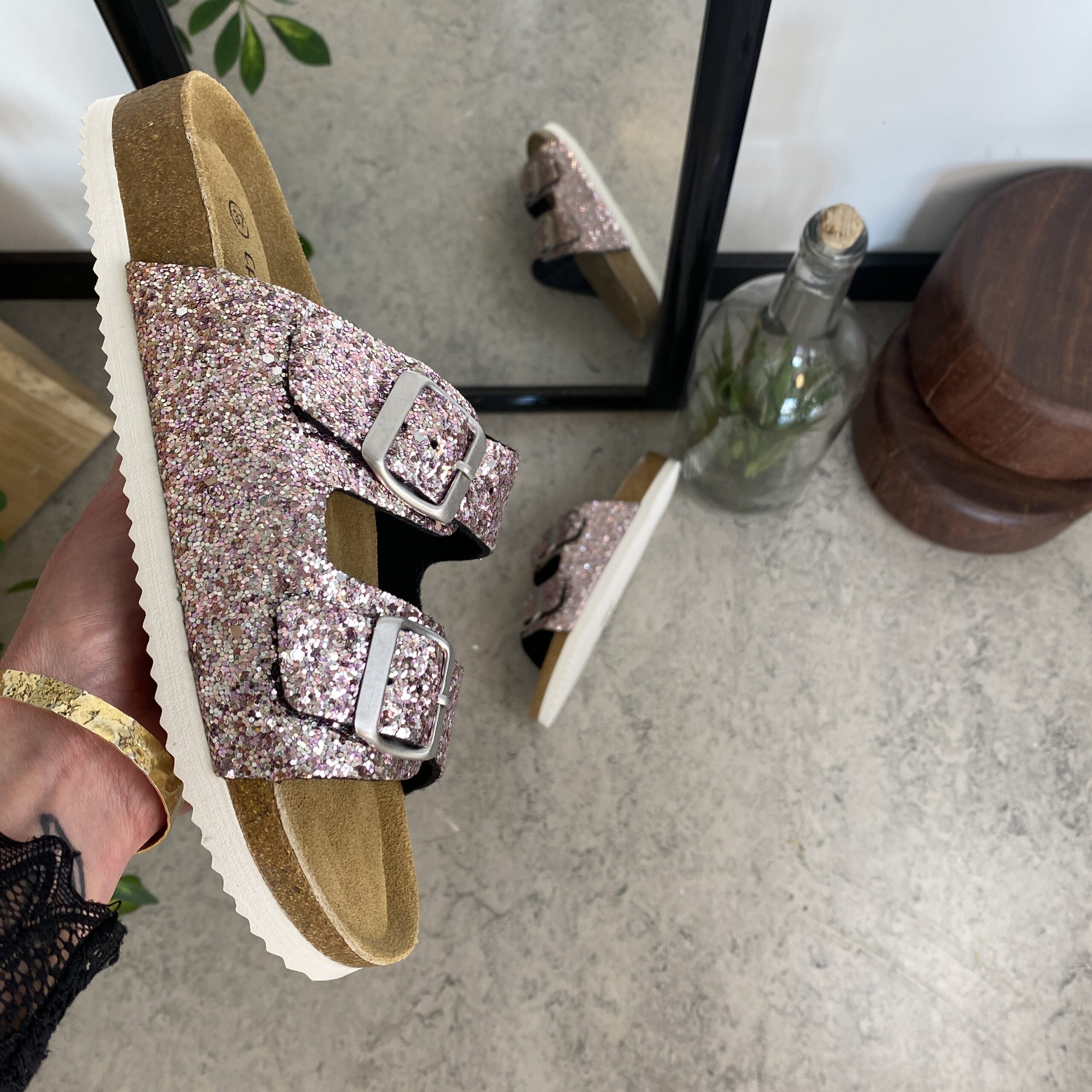 Cph biosandal med breda remmar i roséguldglitter.