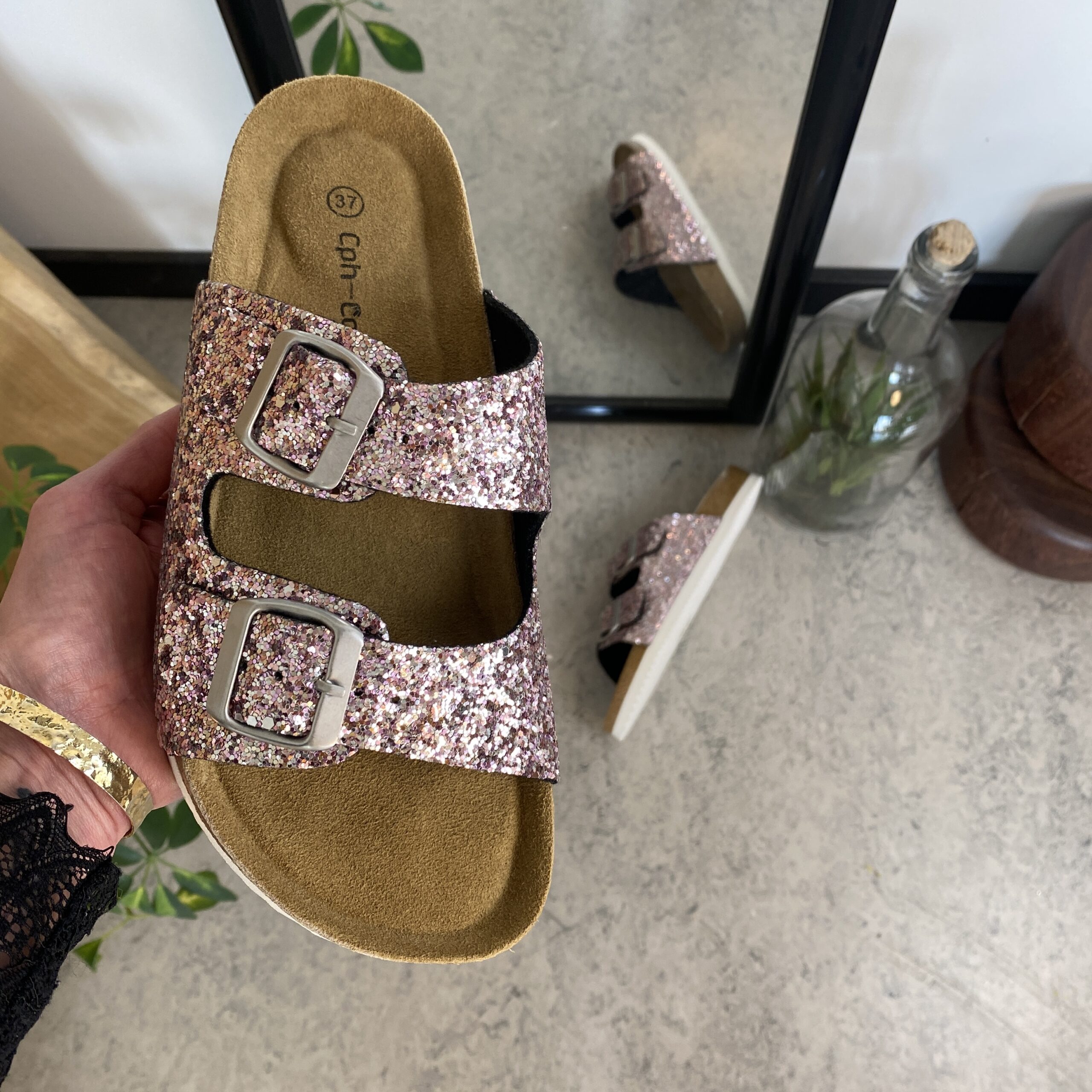 Cph biosandal med breda remmar i roséguldglitter.