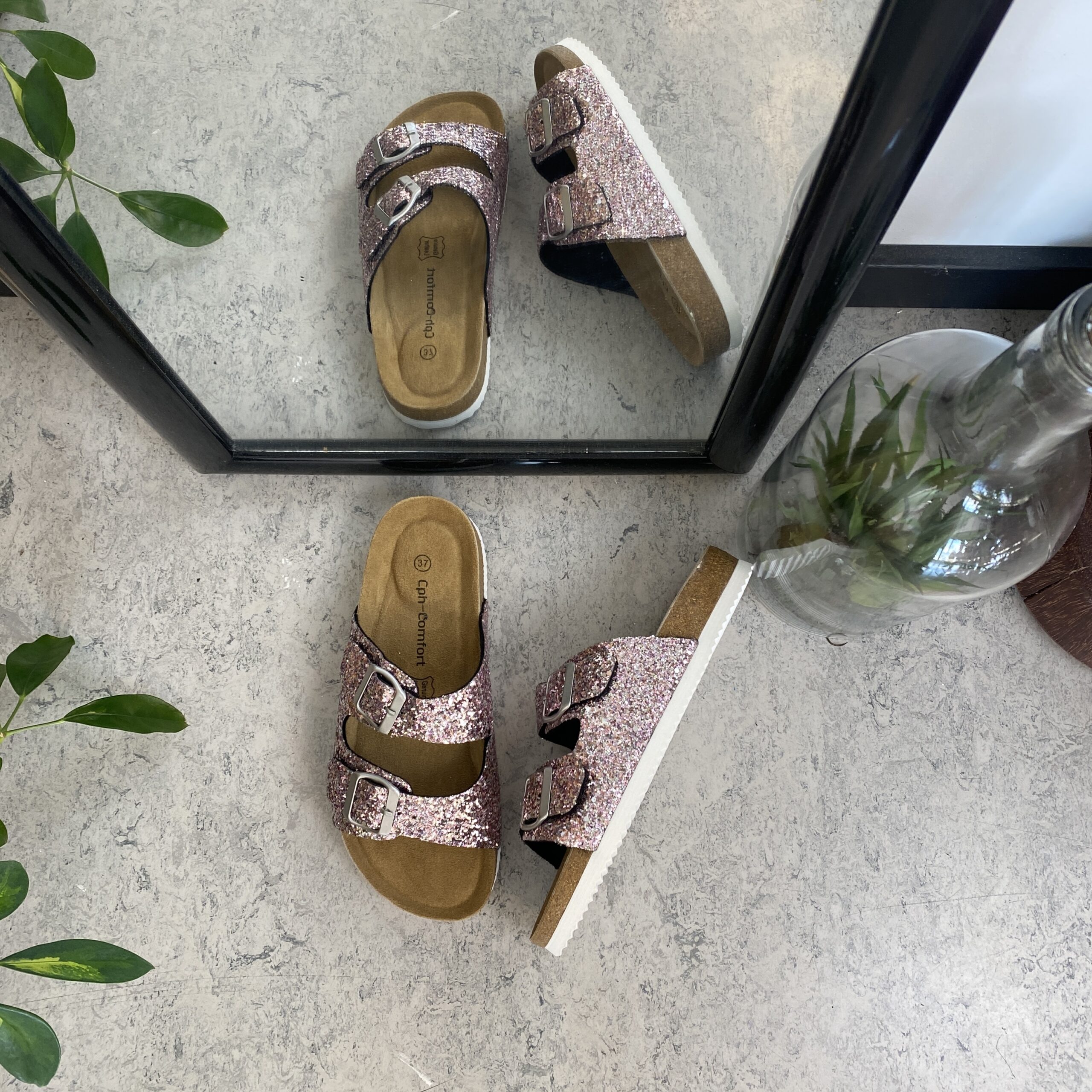 Cph biosandal med breda remmar i roséguldglitter.