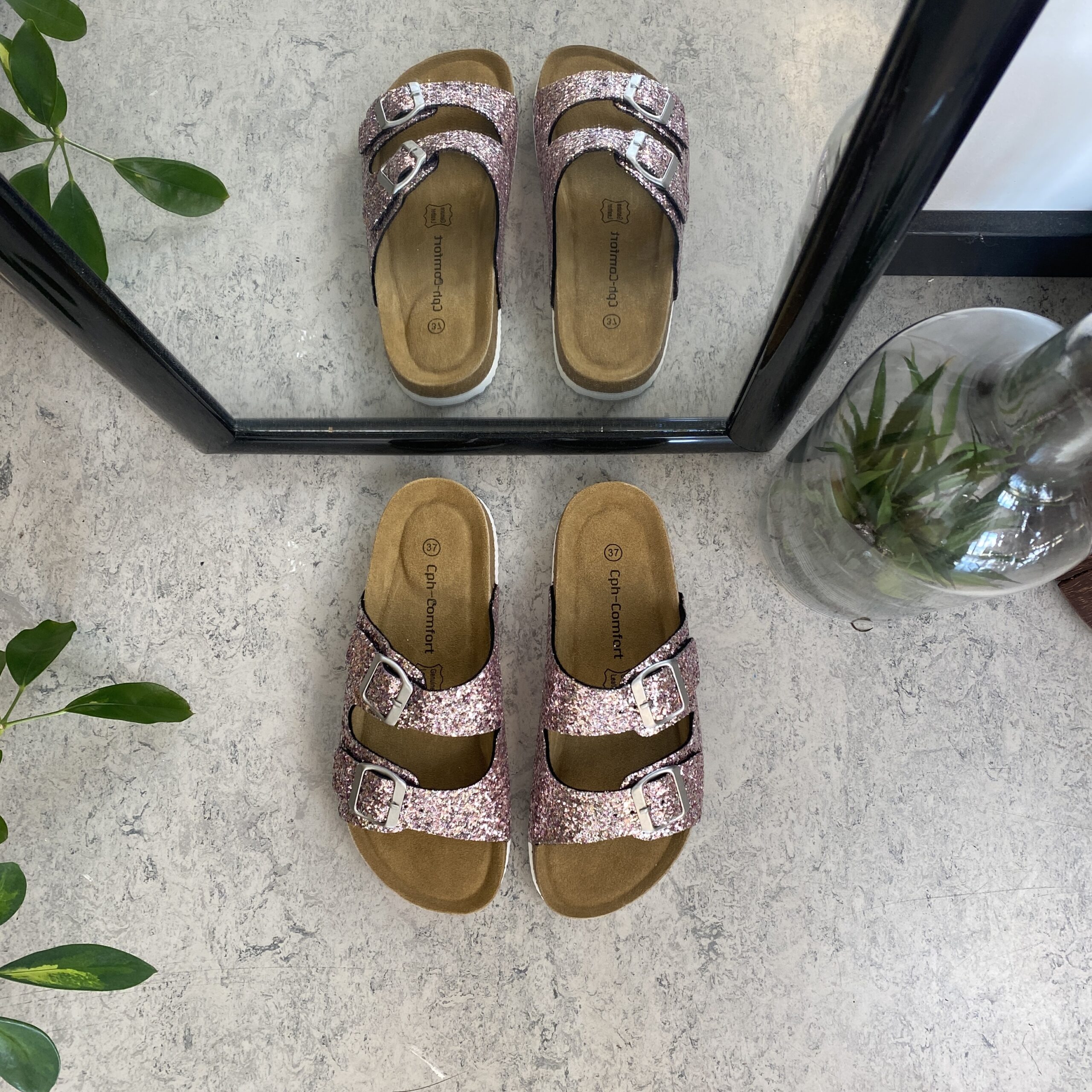 Cph biosandal med breda remmar i roséguldglitter.