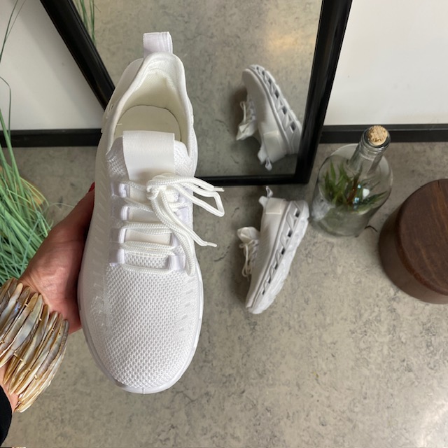 Vita slip-on skor med stickad ovandel
