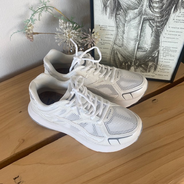 Woden lätta sneakers med bra fotvalvsstöd