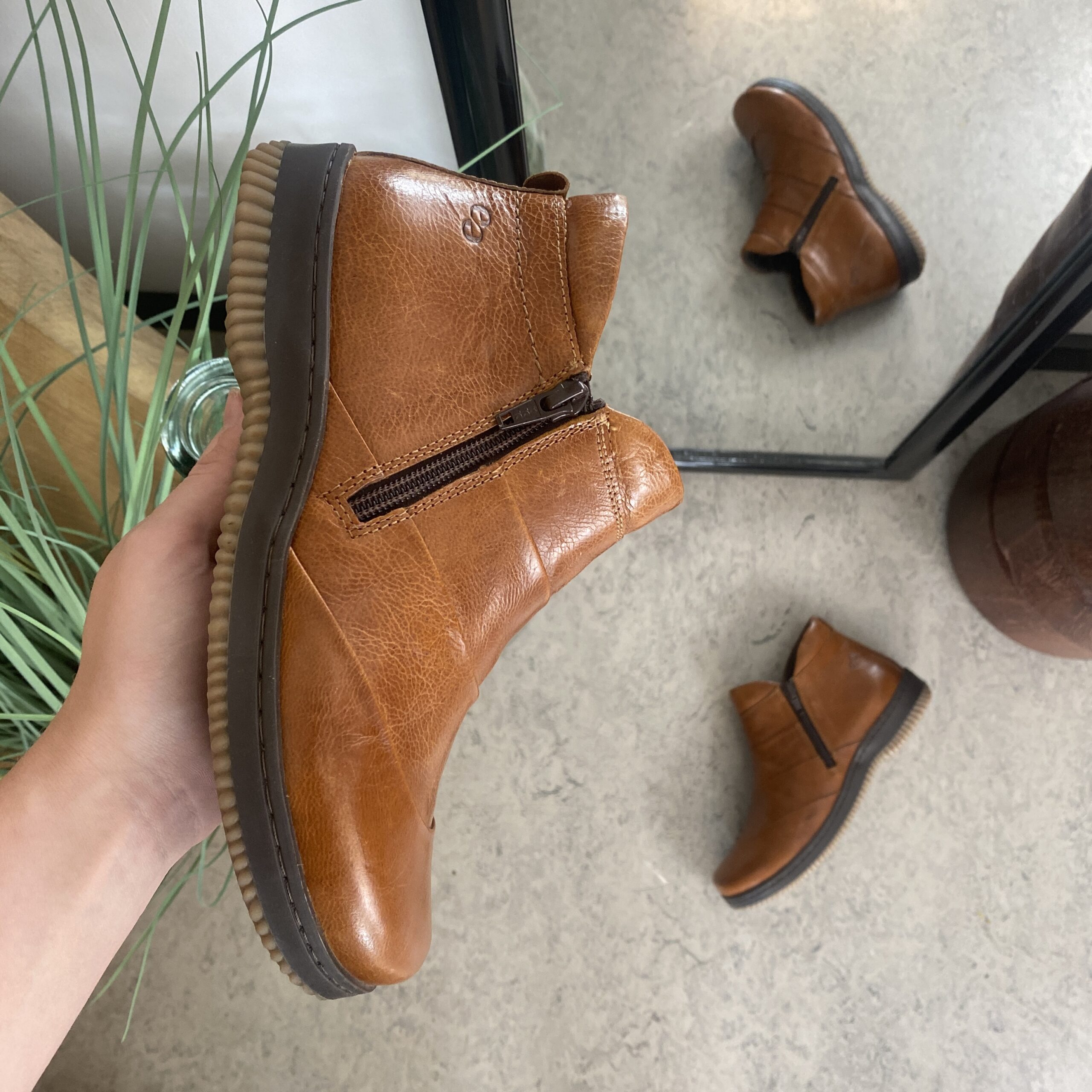 Kort stövel i brunt skinn från Green Comfort
