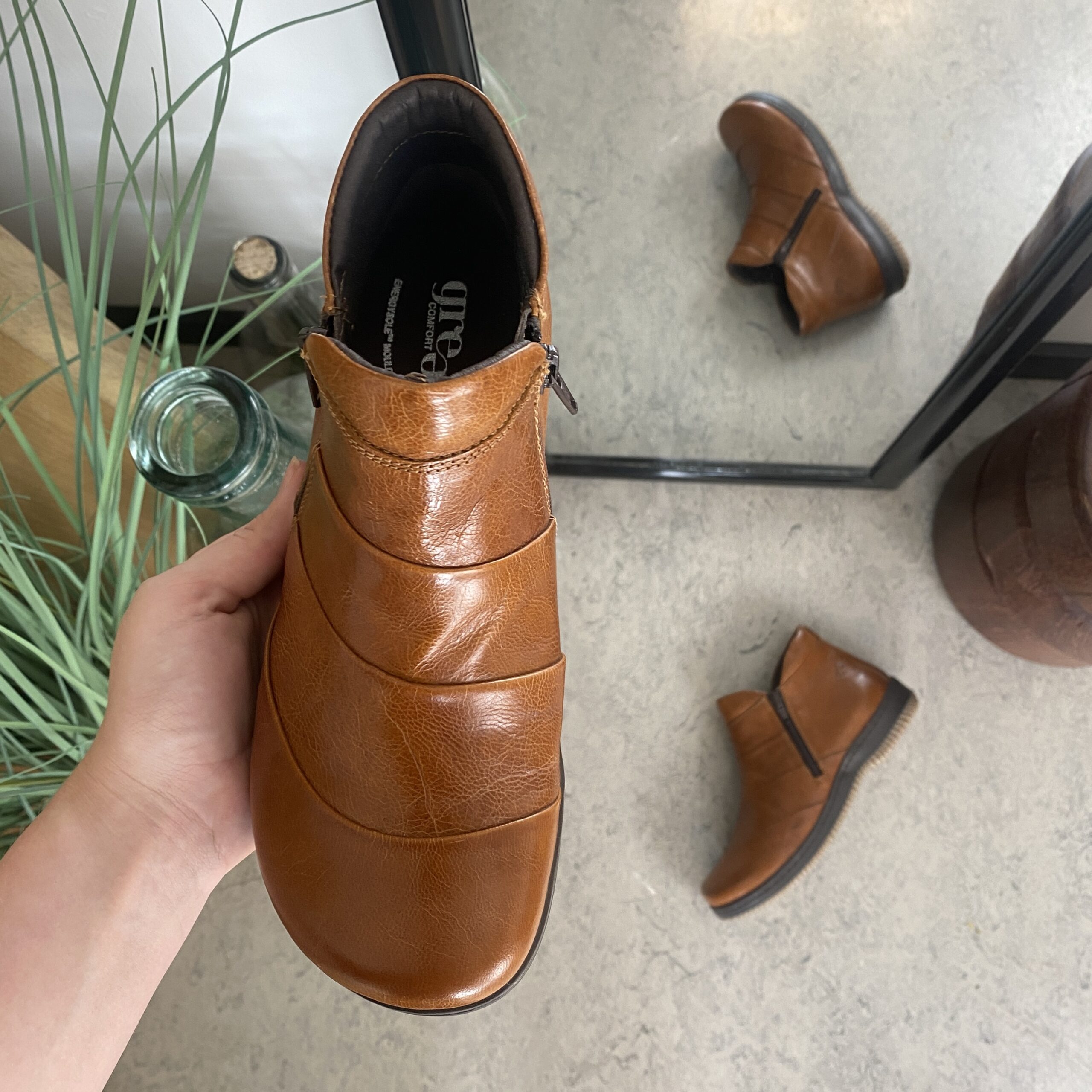 Kort stövel i brunt skinn från Green Comfort