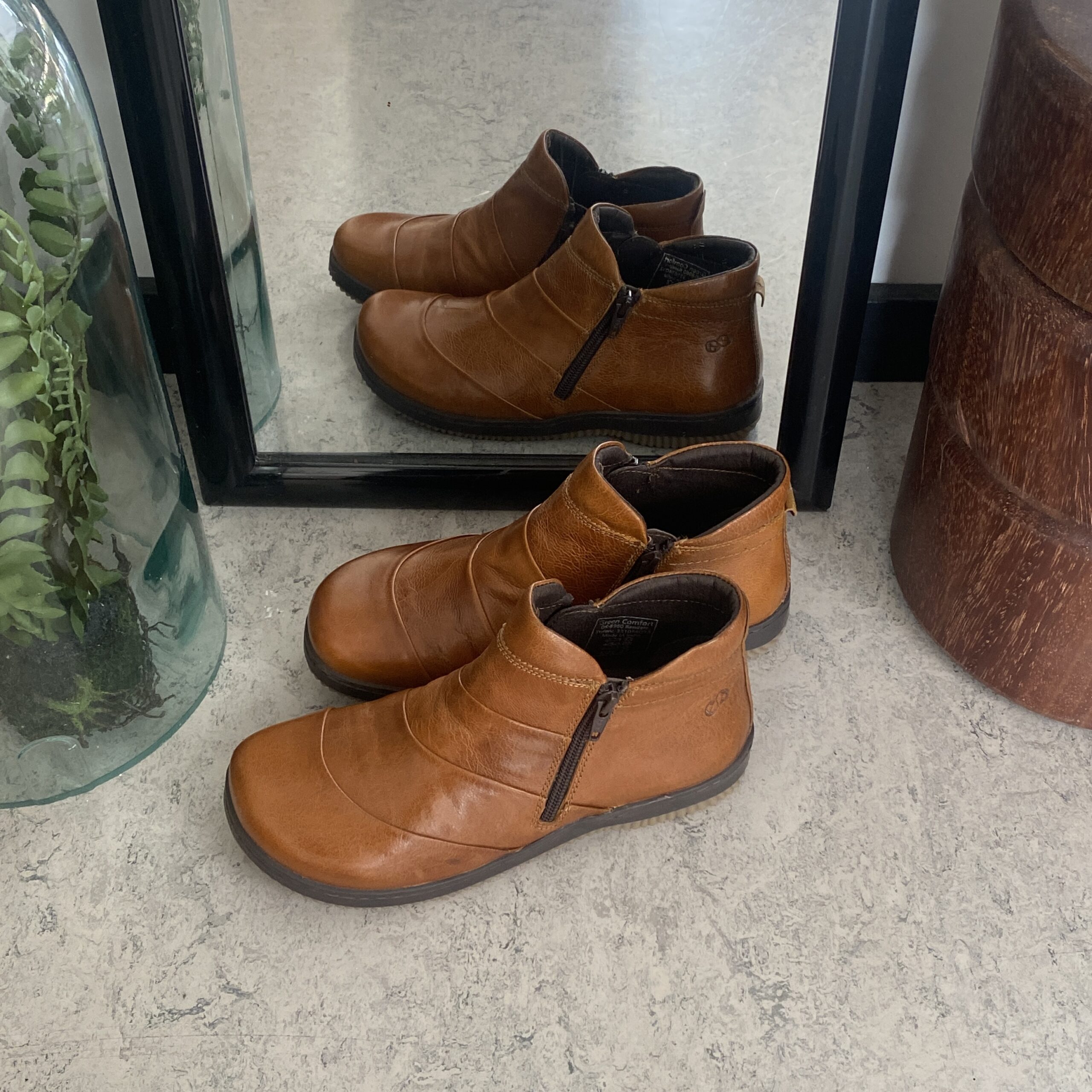 Kort stövel i brunt skinn från Green Comfort