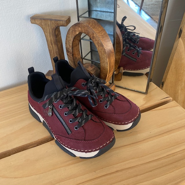 Bordeaux sneakers från Rieker med bra stötdämpning