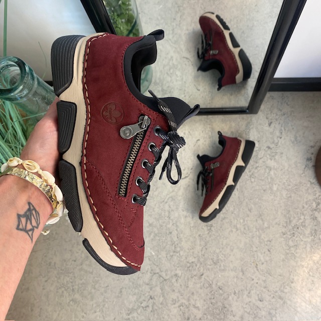 Bordeaux sneakers från Rieker med bra stötdämpning