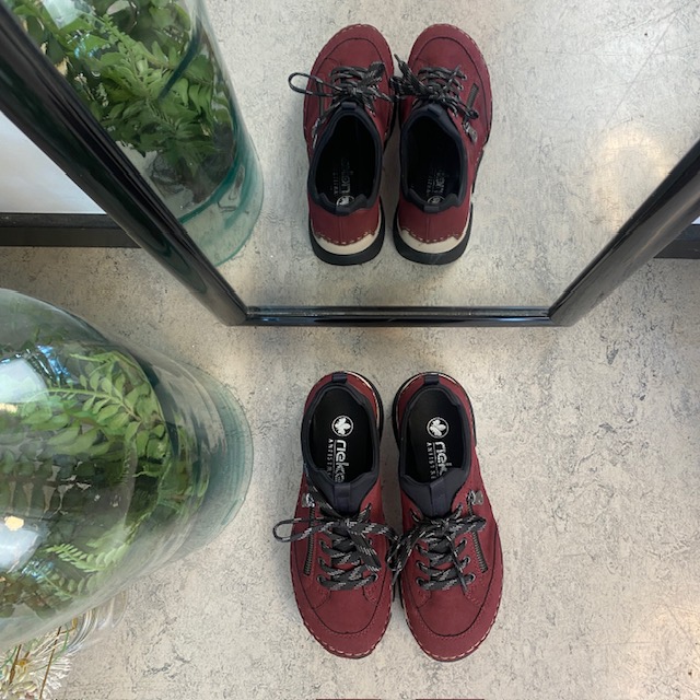 Bordeaux sneakers från Rieker med bra stötdämpning
