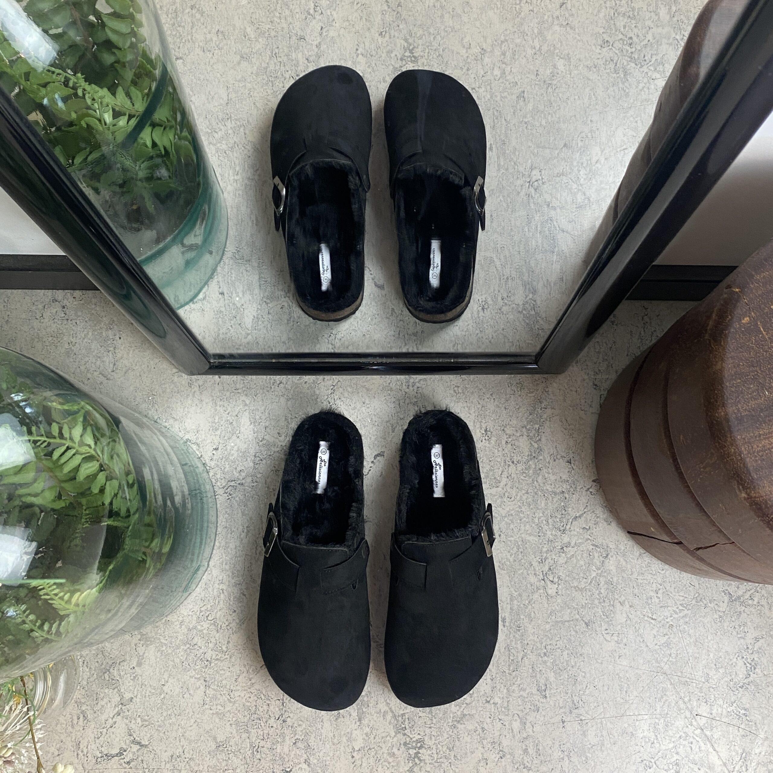 Svarta Slip on tofflor