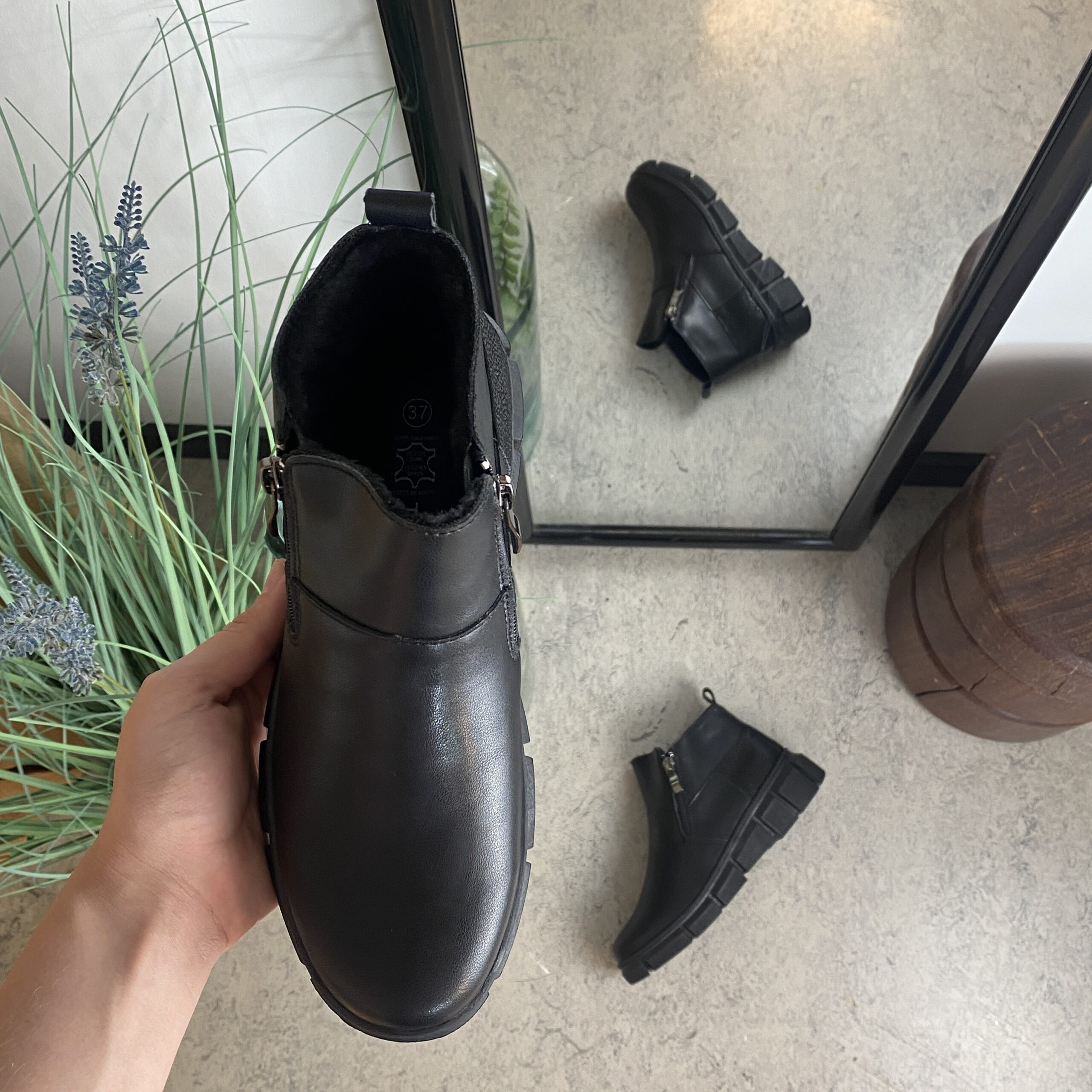 Svart läderstövlett med foder och dubbel dragkedja