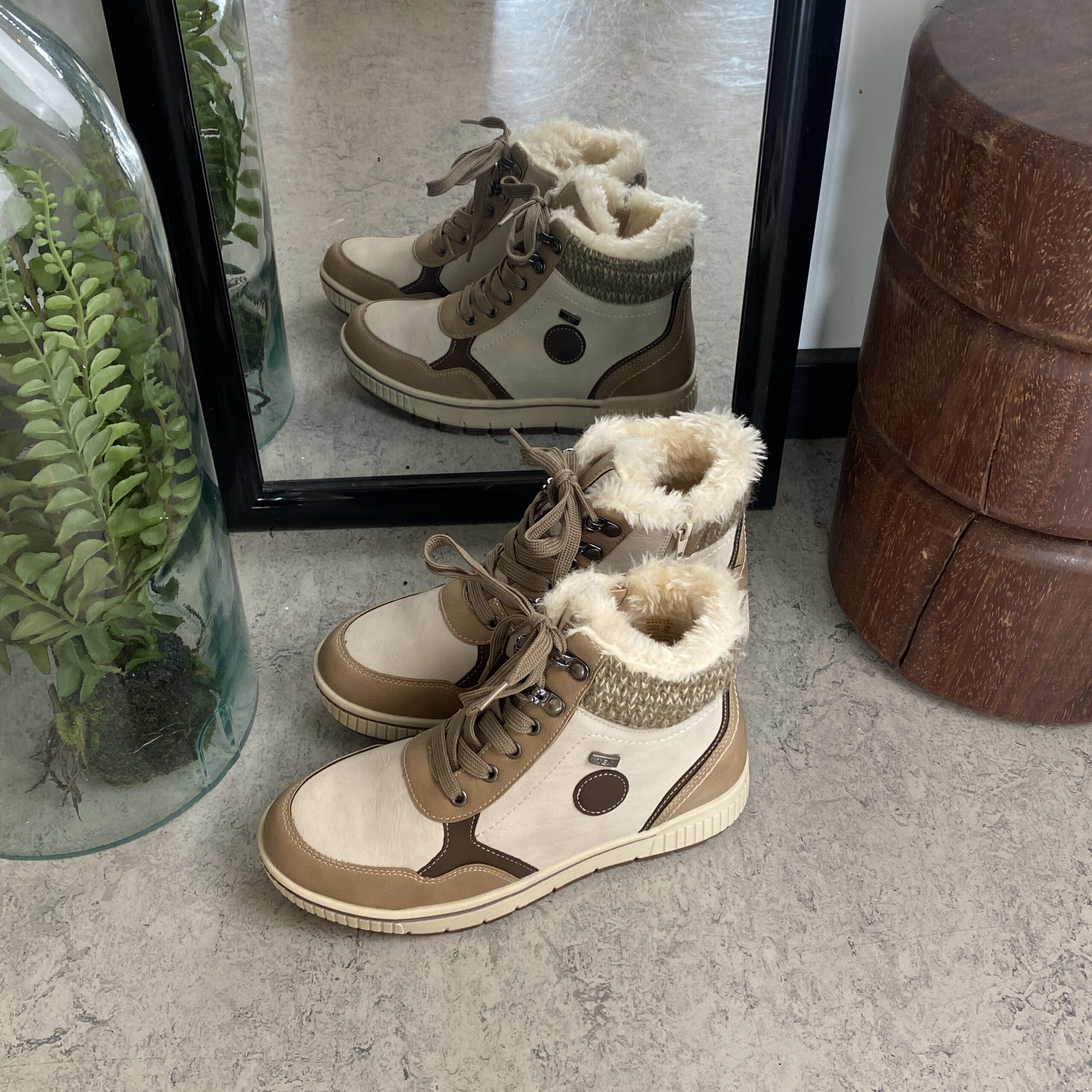 Taupe vinterstövel med snörning