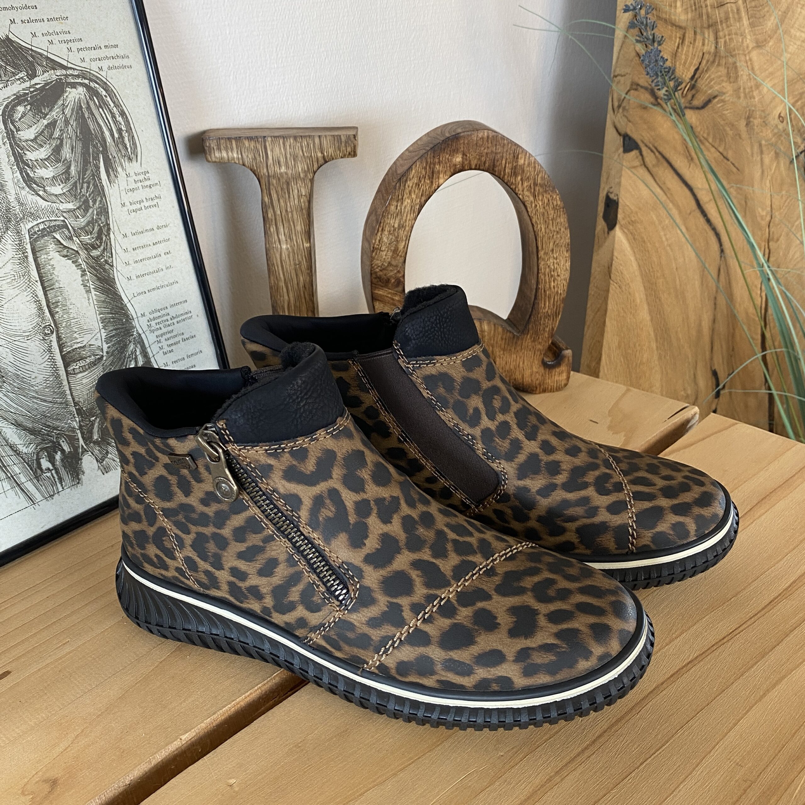 Kort stövel från Rieker med leo-print och lätt foder