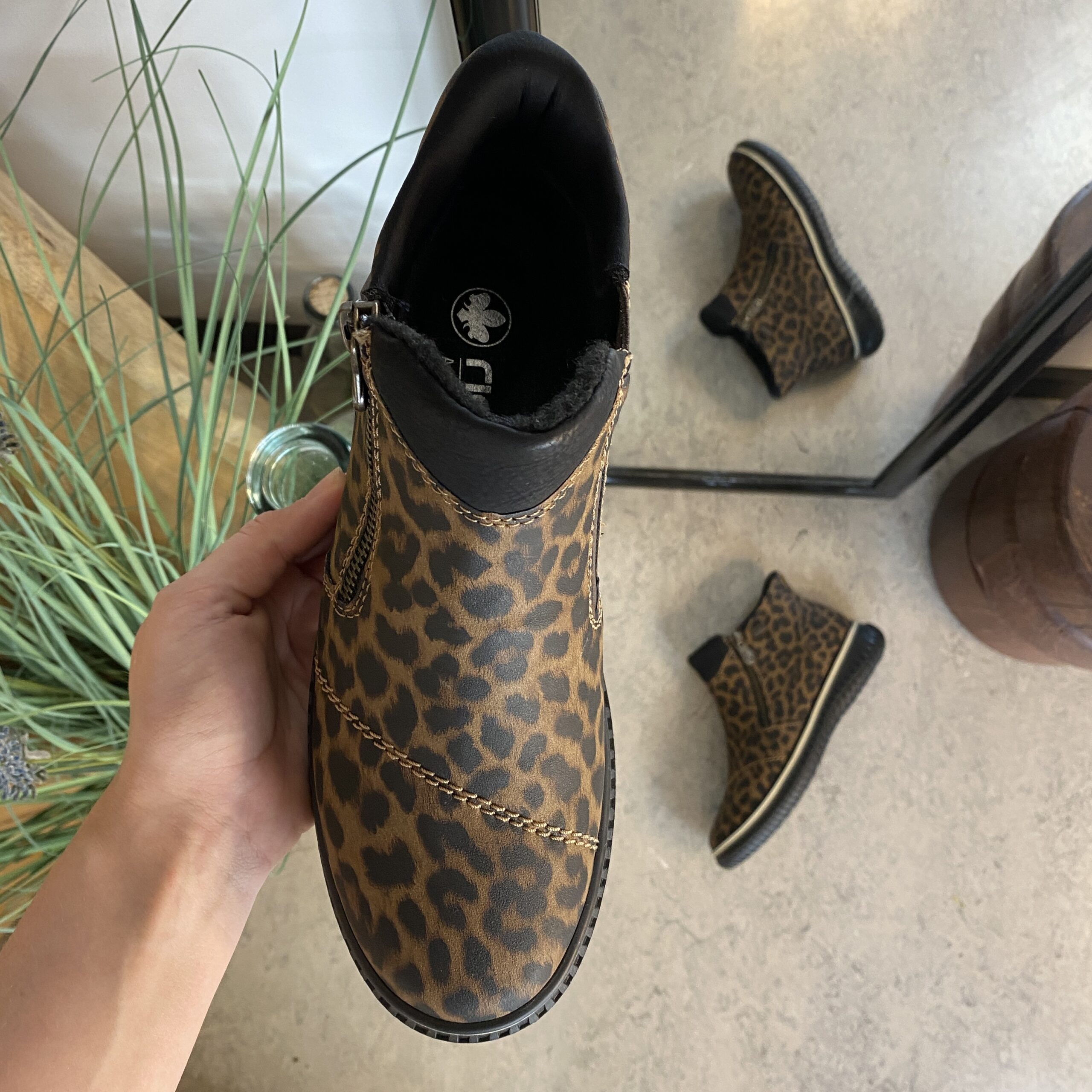 Kort stövel från Rieker med leo-print och lätt foder
