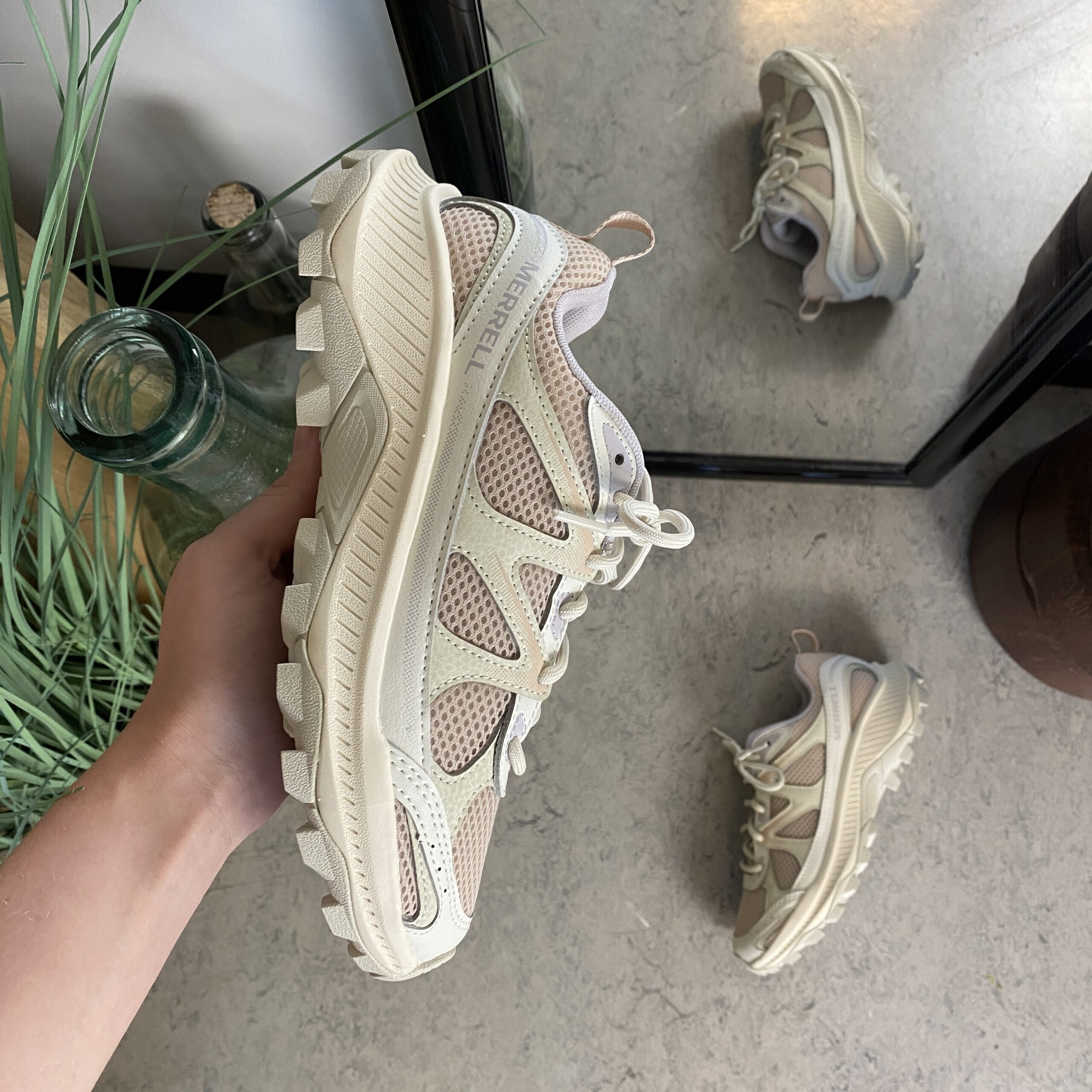 Bekväm och robust Merrell vandringssko i beige