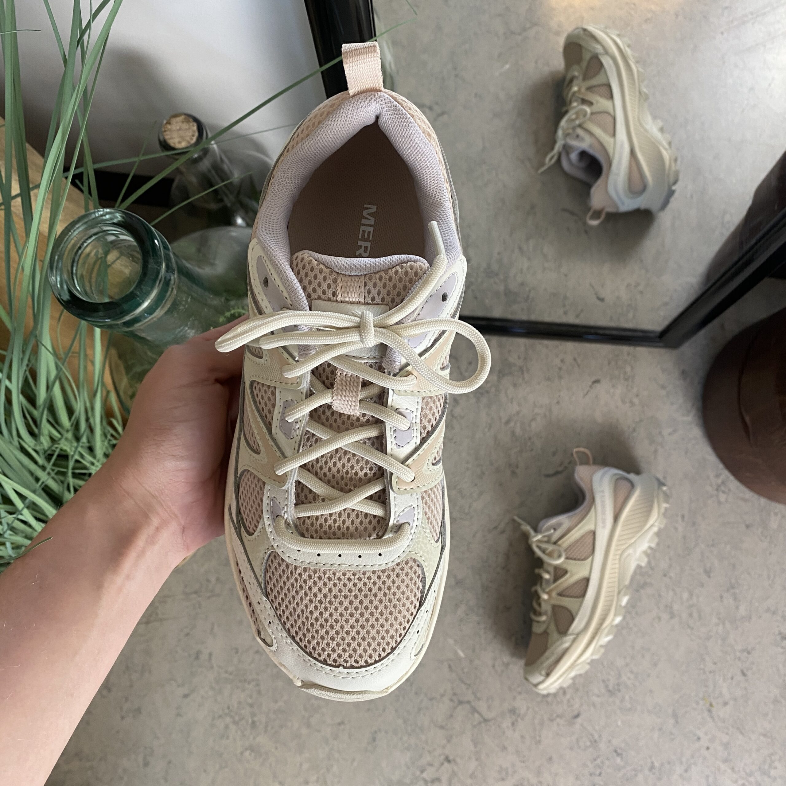 Bekväm och robust Merrell vandringssko i beige