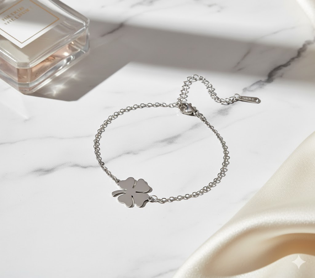Elegant fyrklöverarmband i silverfärgat rostfritt stål – stilrent lyckosmycke för varje tillfälle