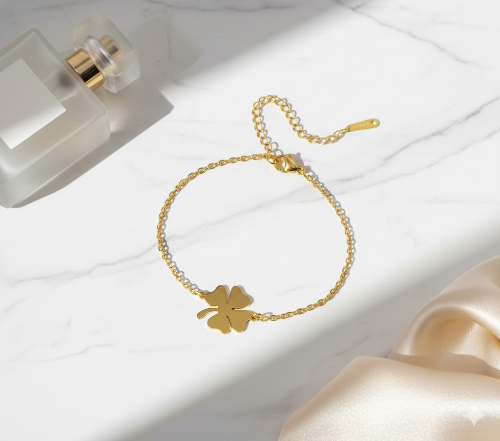 Elegant fyrklöverarmband i rostfritt stål – symbol på tur och stil